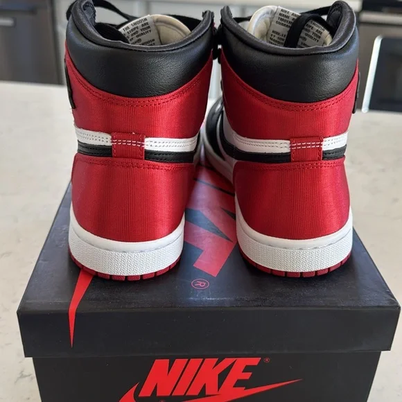 Wmns air Jordan 1 high OG black white varsity red satin - Picture 3 of 8